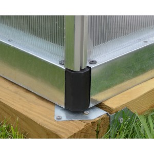 Detailaufnahme: Silbernes Palram Canopia Bella Gewächshaus, Ecke mit Stegplatten und Fundament.