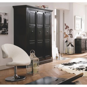 Wohnraum mit Komar Deko-Sticker Ladys Smock als Wandtattoo neben Schrank und Sessel.