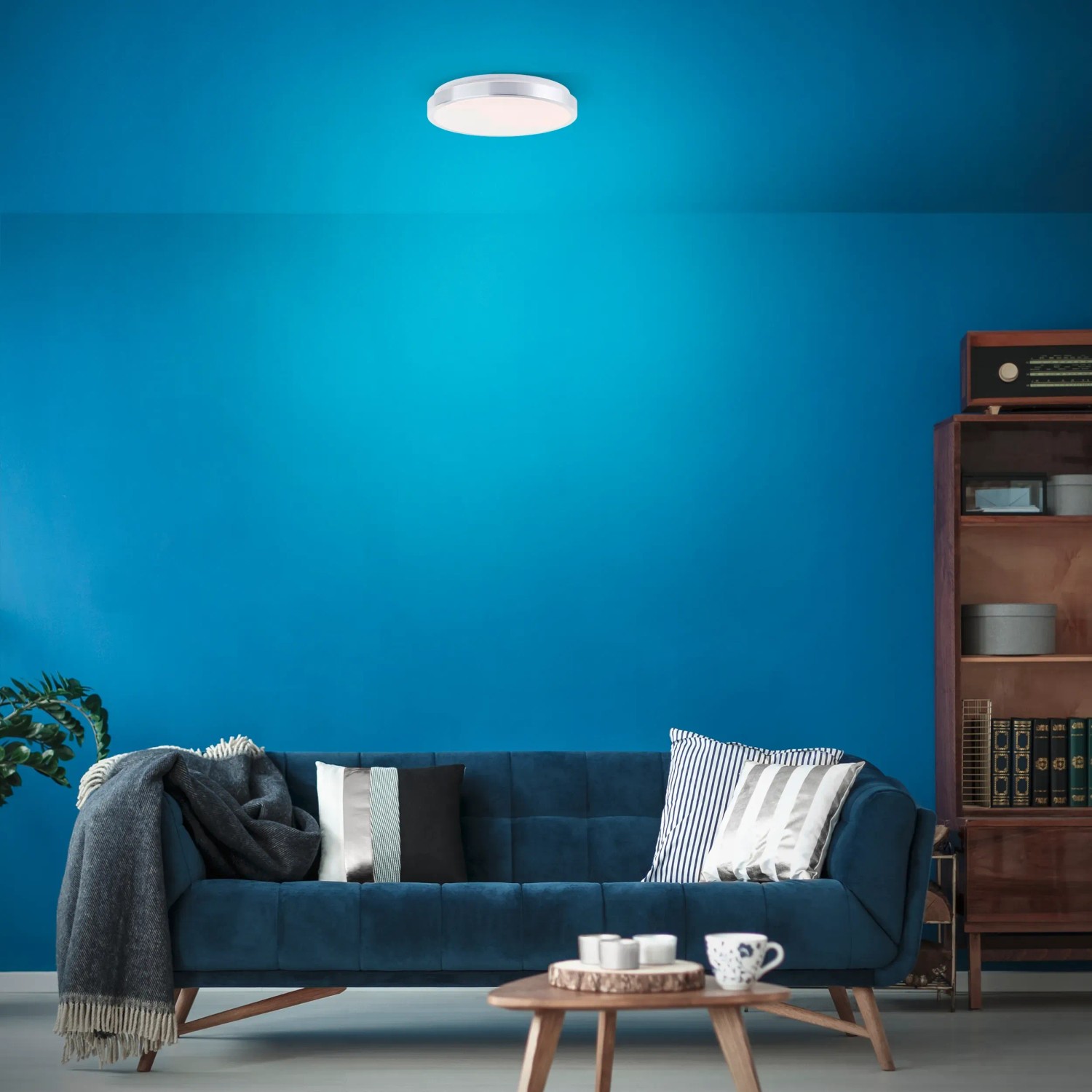 Moderne LED-Deckenleuchte Livius, Aluminium/Weiß, Ø 33 cm im Wohnraum.