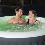 Bestway Lay-Z-Spa Bali AirJet aufblasbarer Whirlpool mit LED und Paar im Wasser.