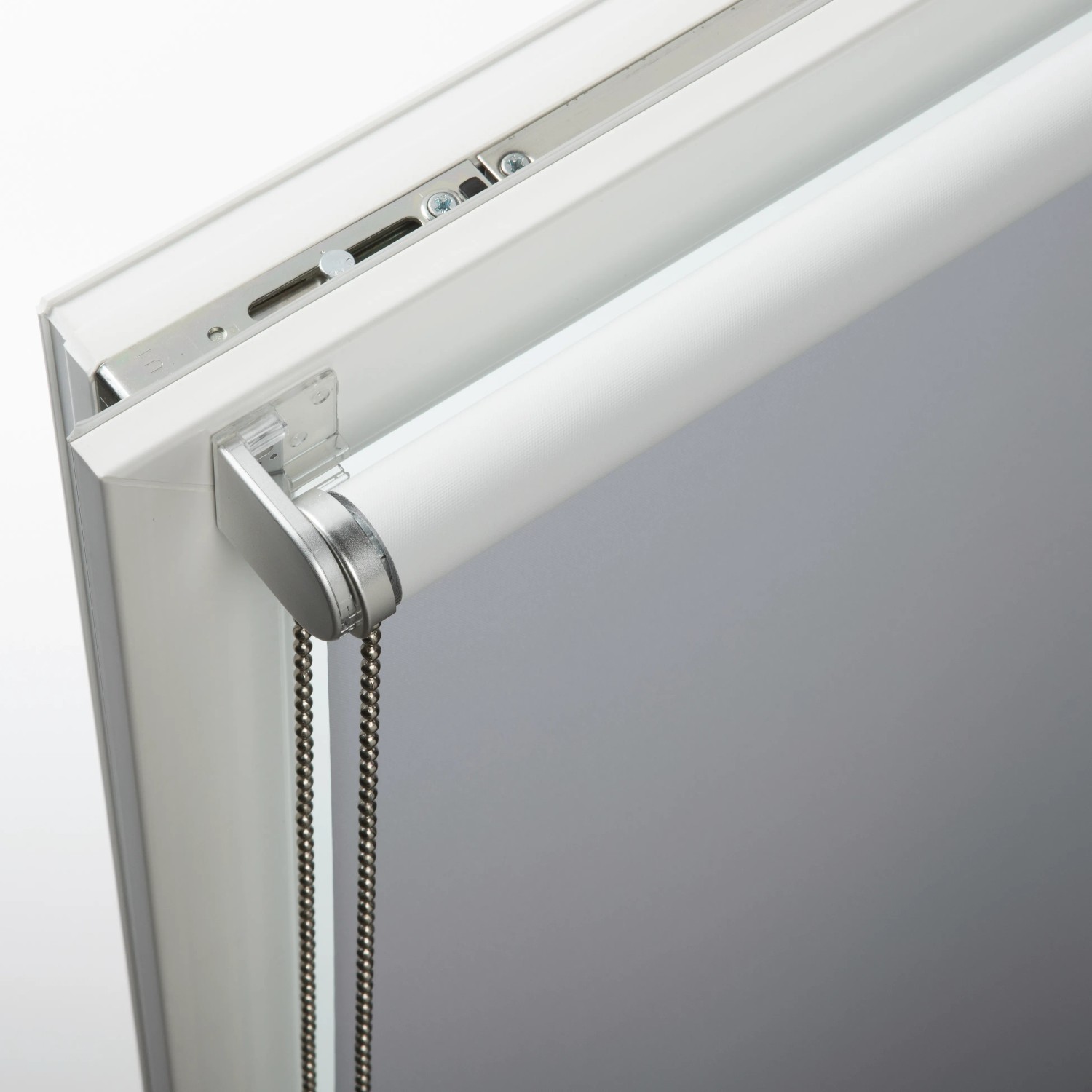 Gardinia Easyfix Rollo Premium, 45x150 cm, weiß, mit Metallkette und silbernem Unterprofil.