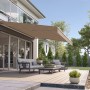 Beige-braune Gelenkarmmarkise Wismar Classic, 300x200 cm, montiert an Hauswand über Terrasse.