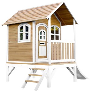 Axi Tom Spielhaus aus Holz in Braun-Weiß mit Rutsche, Leiter und Veranda.