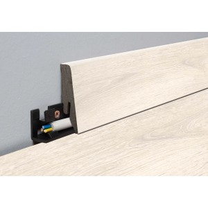 Sockelleiste Binyl Pro Svalbard Oak Hell, 18x58x2600 mm, mit Kabelkanal.