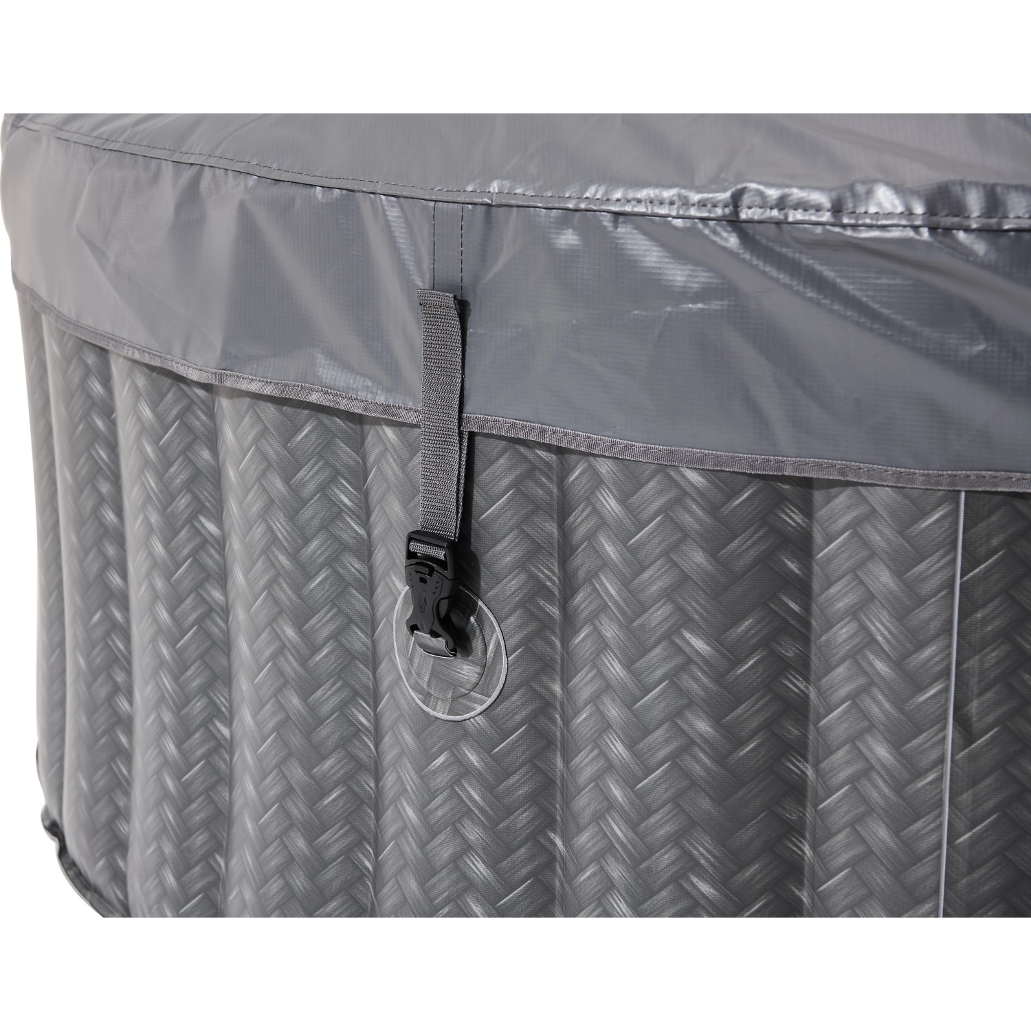 Detailansicht: Mobiler Whirlpool im Rattan Design mit Abdeckung und Verschluss.