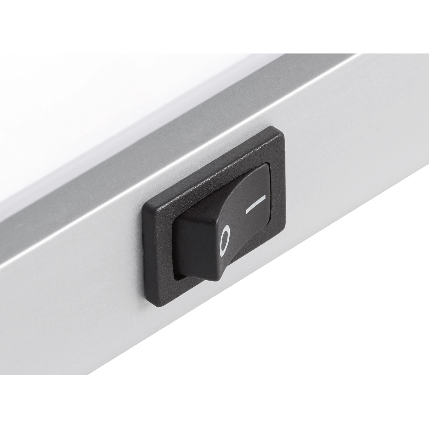 Detailaufnahme: Schalter der LED-Lichtleiste in Silber/Schwarz.