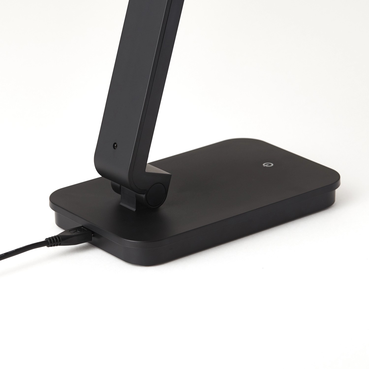 Detailaufnahme der schwarzen LED-Tischlampe Tori mit Touchdimmer von Brilliant.