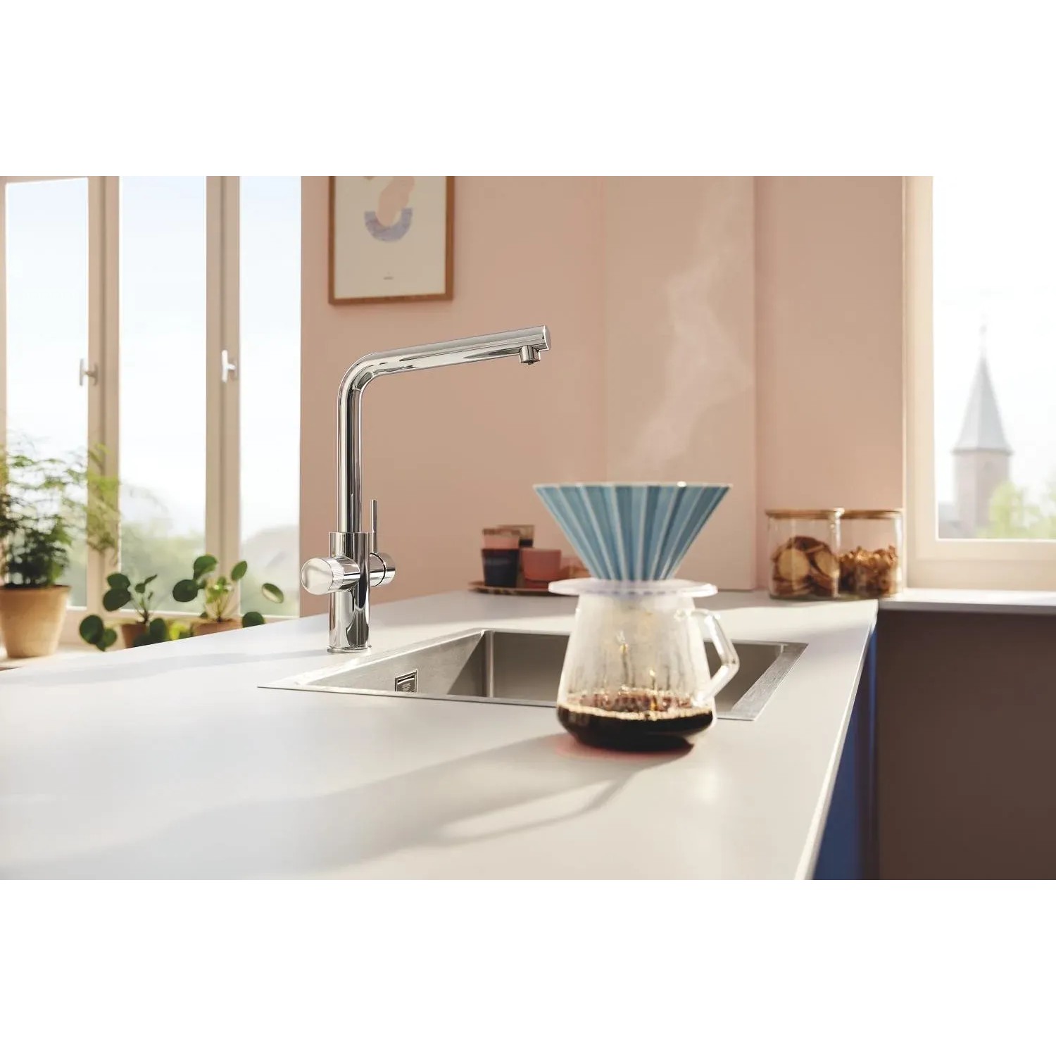 Grohe Blue Pure Minta Einhebelmischer in Silber mit L-Auslauf und separatem Griff für gefiltertes Wasser.