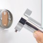 tesa® LOXX Toilettenrollenhalter Montage: Hochglanz verchromter Halter wird an der Wand befestigt.