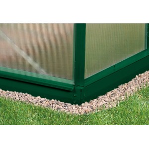 Grünes Stahl Fundament Ida 3300 für Gewächshaus, Detailansicht Ecke mit Rasen und Kies.