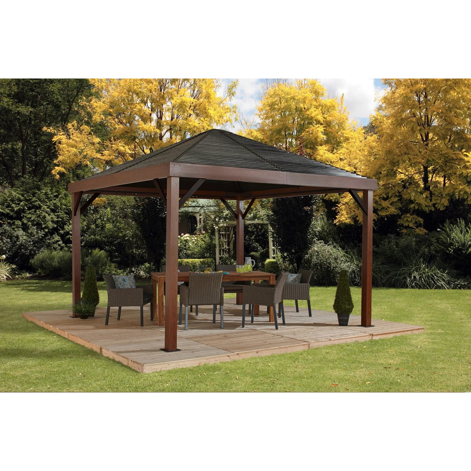 Sojag Pavillon Valencia Holz 363x363 cm mit Tisch und Stühlen im Garten.
