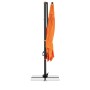 Zusammengebundener, orangefarbener Doppler Ampelschirm MyZone 280x280 cm mit Drehfunktion.