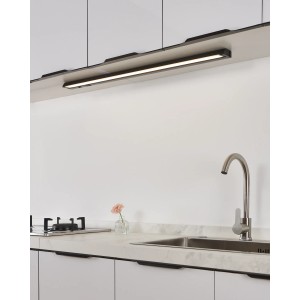 Schwarze Eglo LED-Unterbauleuchte Russcallo L (870 mm) unter Küchenschrank.