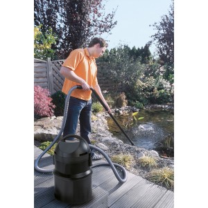 Pontec PondoMatic Teichschlammsauger im Einsatz zur Teichreinigung.