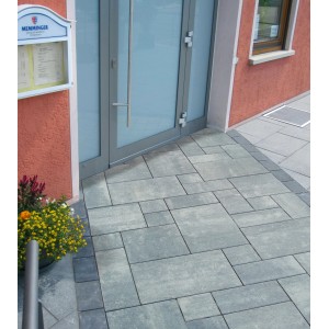 Diephaus Pflastersteine Rona Quarzit Mehrformat, 8 cm stark, verlegt vor Hauseingang.