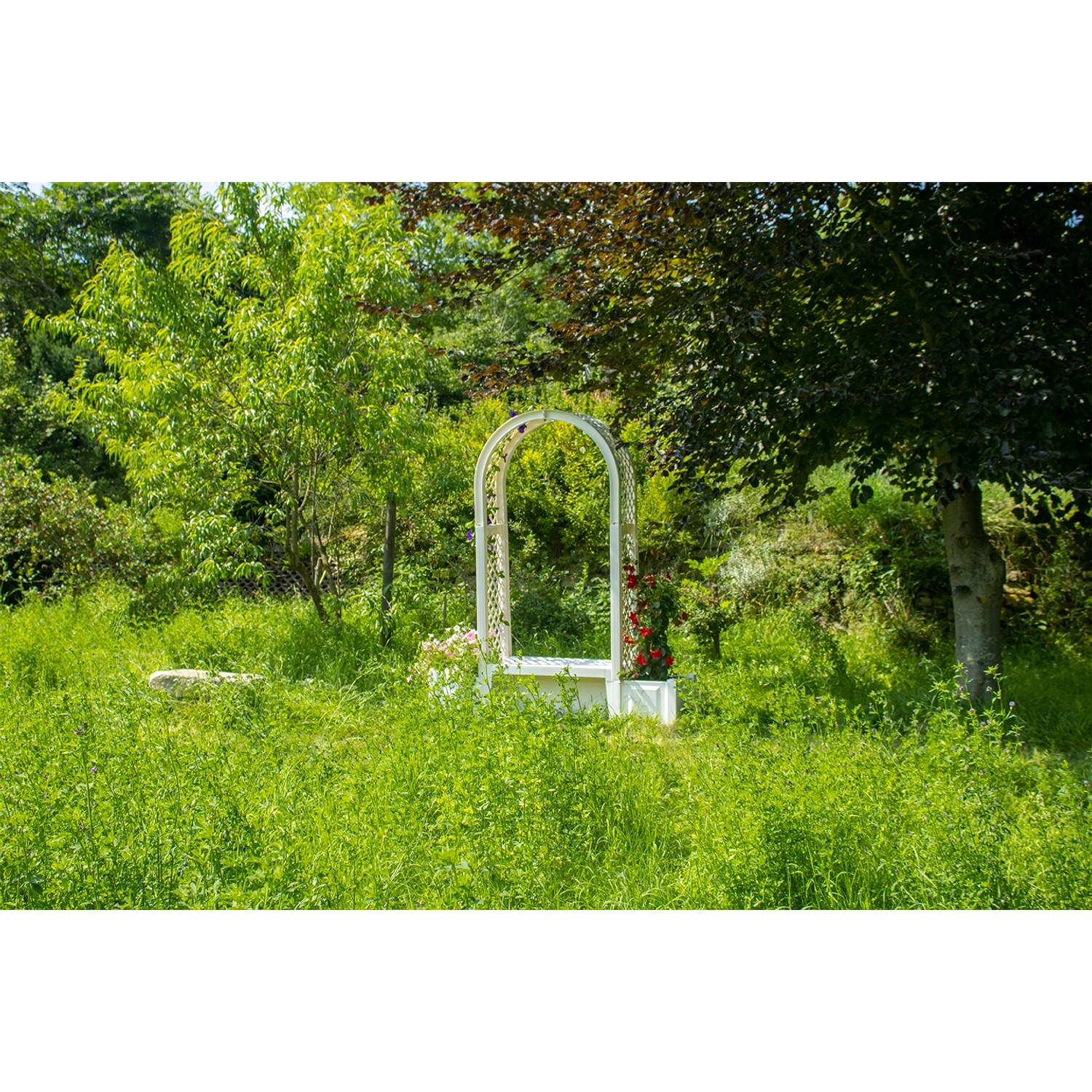 Weiße KHW Gartenbank Brüssel mit Rundbogen und Pflanzkästen im Garten.