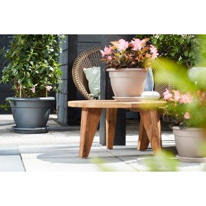 Elho Universal Untersetzer, Ø 25cm, Anthrazit, unter Blumentöpfen im Garten.