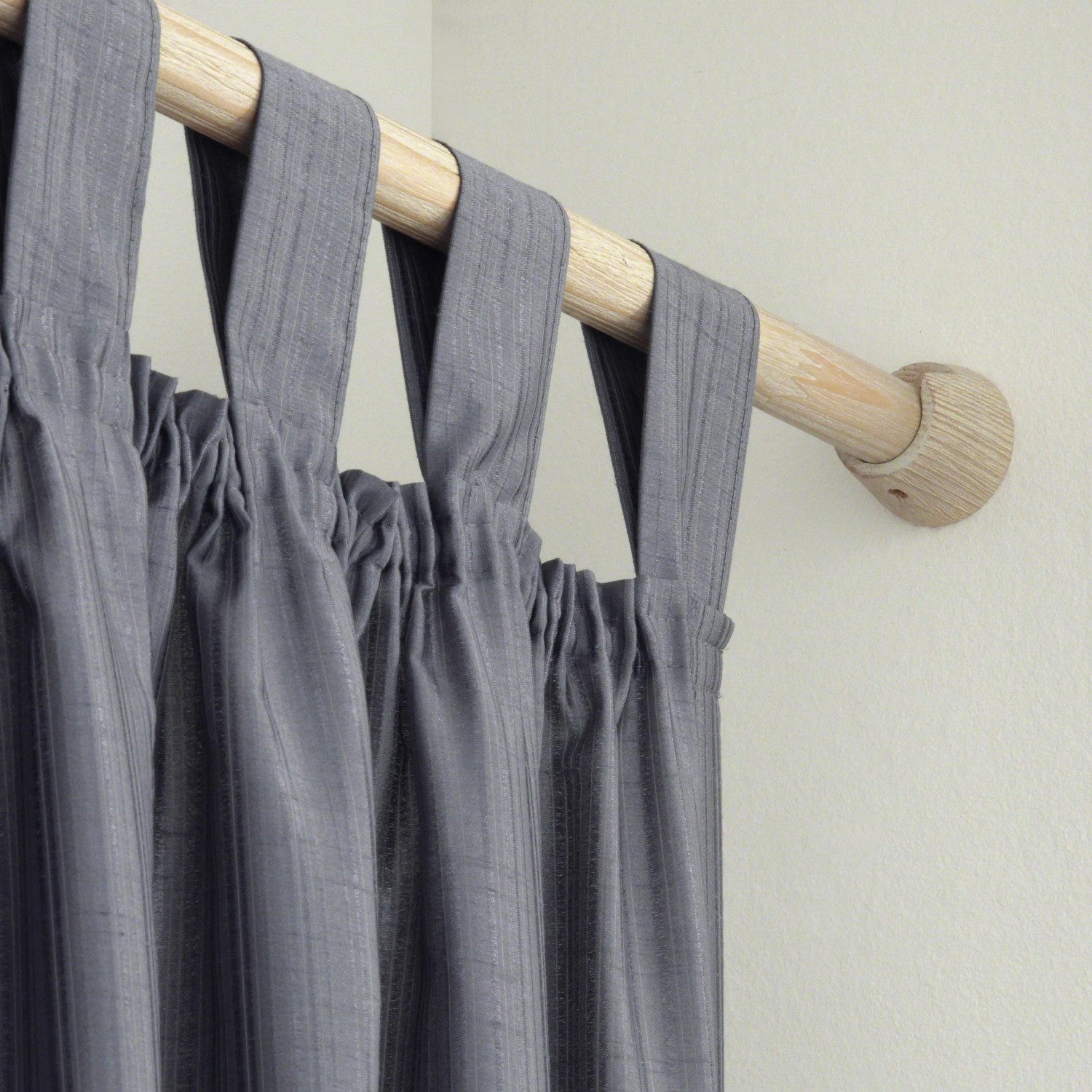 Gardinia Holz-Gardinenstange Country in Castell Eiche mit Schlaufenaufhängung und grauer Gardine.