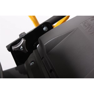 Detailaufnahme: Texas Premium 5370TR-WE Benzin-Rasenmäher, Fokus auf Einstellmechanismus.