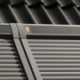 Nahaufnahme: Elektro Rolladen CK04 Alu für Dachfenster, graues Aluminium, geschlossen.