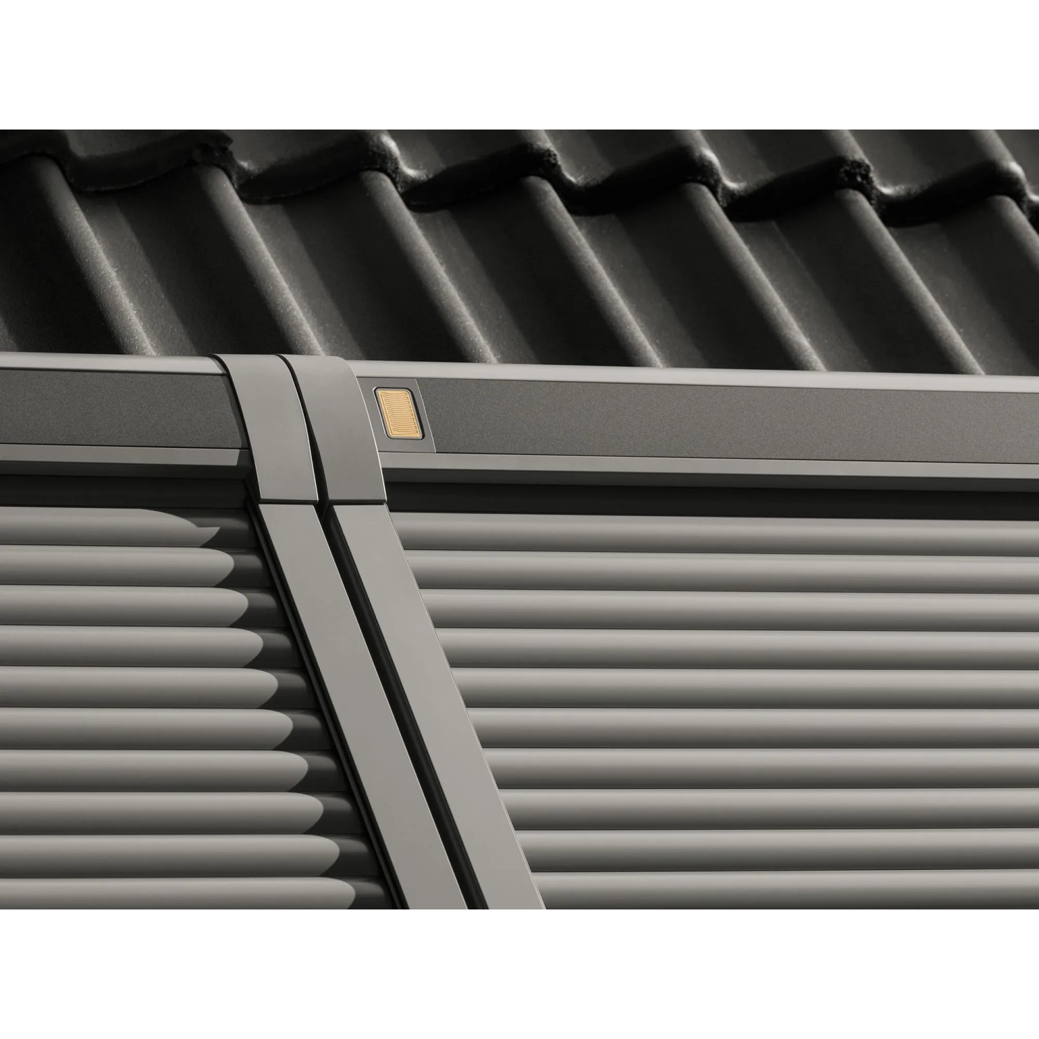 Nahaufnahme: Elektro Rolladen CK04 Alu für Dachfenster, graues Aluminium, geschlossen.