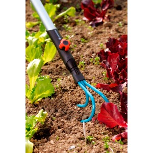 Gardena combisystem-Grubber mit 9 cm Arbeitsbreite im Einsatz im Gartenbeet.