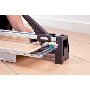 wolfcraft Fliesenschneider TC 600 beim Fliesenschneiden. Werkzeug mit Aluminium-Profil und Kunststoff-Gleitlager.
