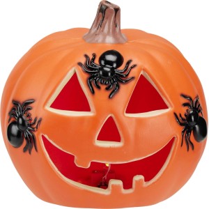 Oranger Halloween-Kürbis mit leuchtendem Gesicht, drei schwarzen Spinnen. Dekorative Figur für Halloween-Beleuchtung.
