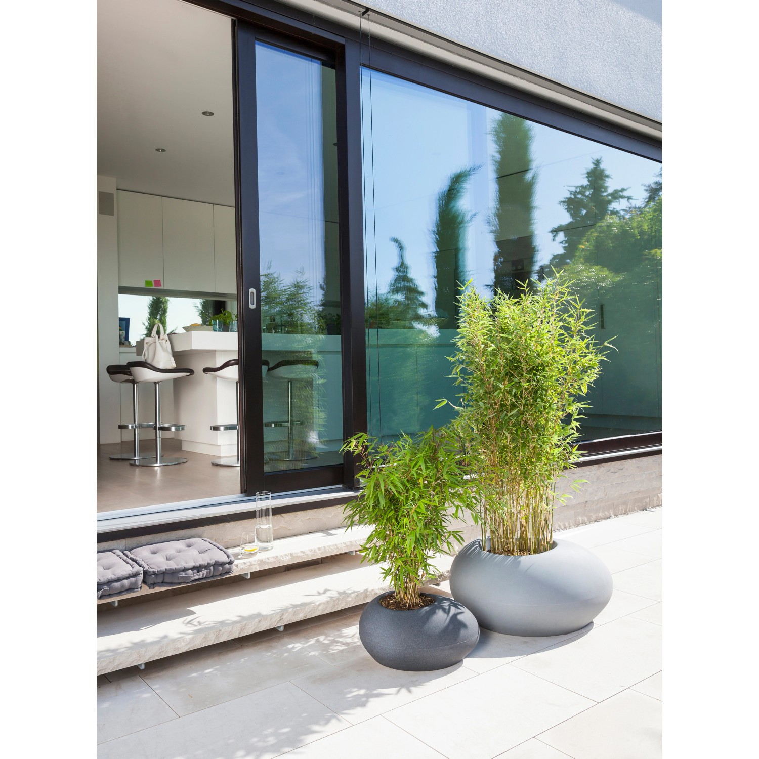 Scheurich Pflanzgefäße Flow, 48x38 cm, Stony Black und Grau, mit Bepflanzung im Außenbereich.