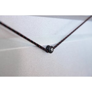 Detailaufnahme: Stema Hochplane (lichtgrau) für Anhänger Basic 750/850 kg, Befestigung mit Expanderseil.