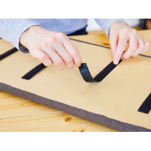 Klettband zur Befestigung von Wandkissen an einer Dekor-Paneele.