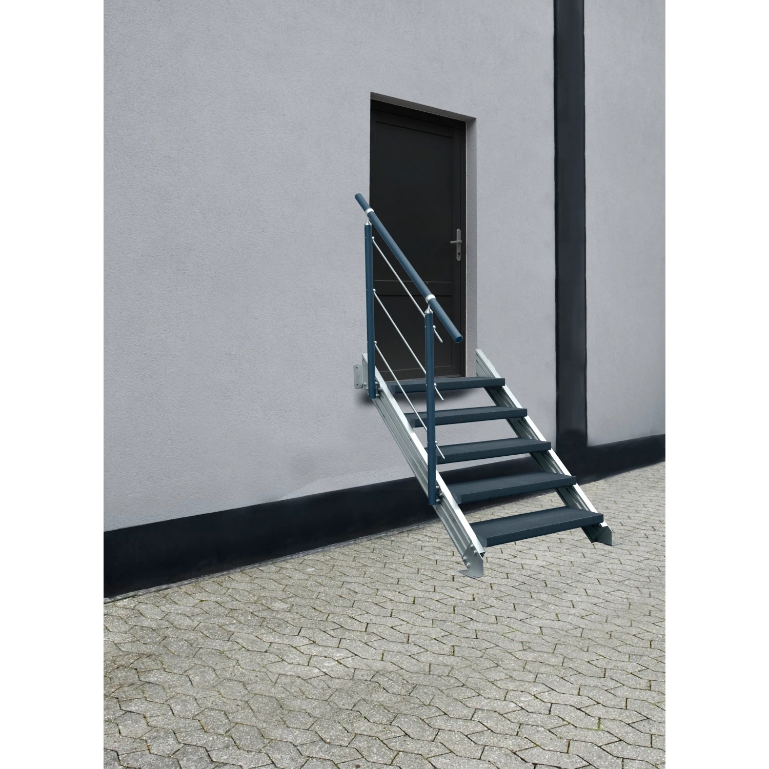 Treba Außentreppe Alaska 3 mit 4 Stufen in Anthrazit vor einer grauen Hauswand.
