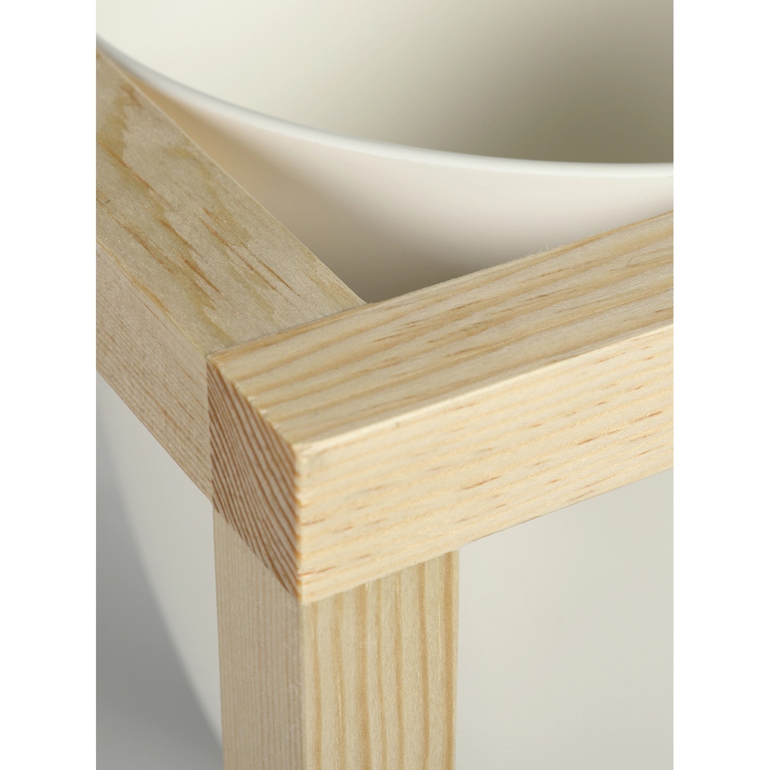 Detailansicht: CREATE! by OBI DIY Pflanzständer Klein mit hellem Holzrahmen und weißem Topf.