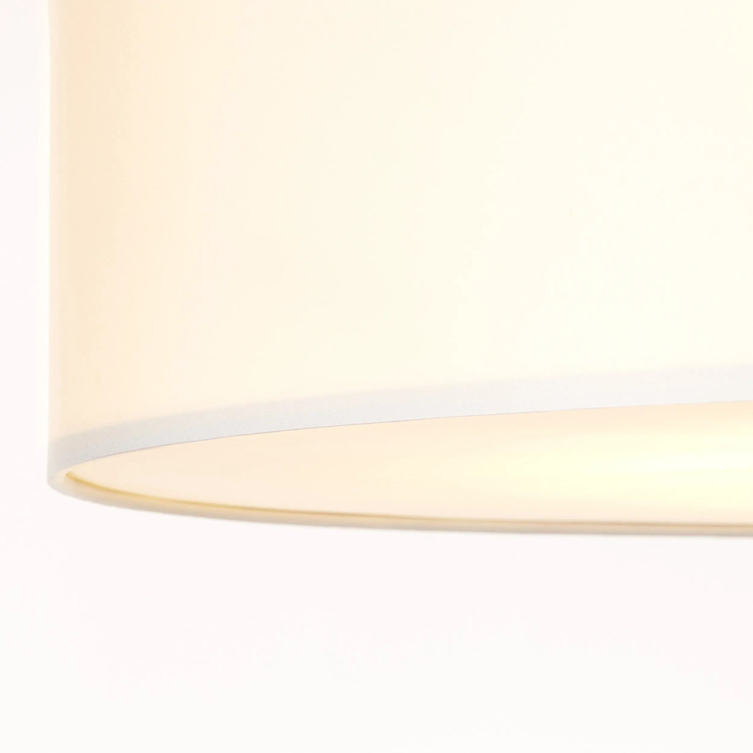 Weiße Brilliant Deckenleuchte Andria, Ø 70cm, Textil-Schirm für gemütliches Licht.