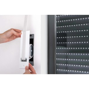 Montage des Schellenberg Rollladen Einlasswicklers Maxi 185 mm, verzinkt, am Fenster.