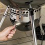 Weber Master-Touch GBS E-5750 Holzkohlegrill, Detailaufnahme der Luftzufuhrregulierung.