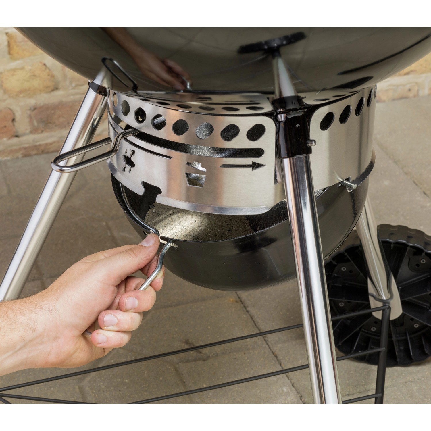 Weber Master-Touch GBS E-5750 Holzkohlegrill, Detailaufnahme der Luftzufuhrregulierung.