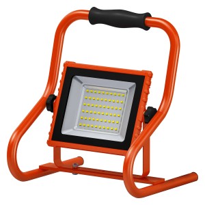 Orangefarbener Osram Akku-LED-Baustrahler mit Tragegriff und schwenkbarem Leuchtenkopf.