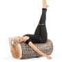 Frau entspannt auf Sitting Point Hocker Wood (100 l) in Natur Holzoptik-Muster.
