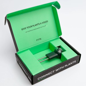 Fyta Beam Pflanzensensor im geöffneten Karton. Der Bodentester misst Feuchtigkeit, Licht und Nährstoffe.