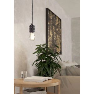 Eglo E27 LED Leuchtmittel in Globeform, 4,9 W, warmweiß, an einer Lampe hängend.
