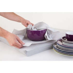 Seidenpapier zum Verpacken von Geschirr und Gläsern in Umzugskartons.