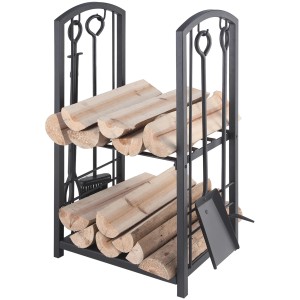 Schwarzes Kaminholzregal mit Kaminbesteck (4-teilig) zur Holzaufbewahrung am Kamin.
