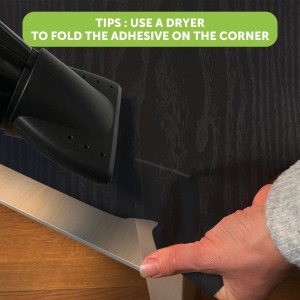 Anbringen der KF GL Klebefolie Wood Black mit Föhn und Rakel.