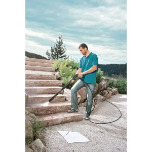 Mann reinigt Steintreppe mit Kärcher Strahlrohr Vario Power Jet VP 145 Full Control.