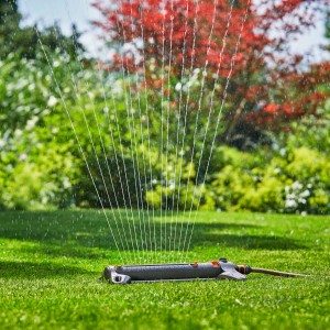 Gardena Viereckregner Aqua Zoom S beim Bewässern einer Rasenfläche.