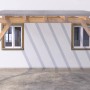 Holz-Carport mit transparentem Dach, befestigt mit Fischer Dübeln. Kategorie: Dübel.