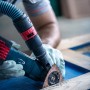 Bosch Expert Schleifplatte AVZ90 RT4 im Einsatz beim Schleifen von Holz mit Multifunktionswerkzeug.