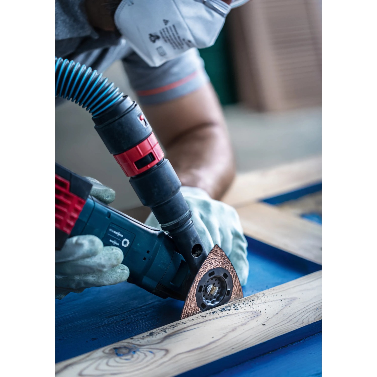 Bosch Expert Schleifplatte AVZ90 RT4 im Einsatz beim Schleifen von Holz mit Multifunktionswerkzeug.