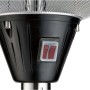 Detailaufnahme: Schwarzer Terrassenstrahler 2,1 kW mit Schalter zur Leistungsregulierung.
